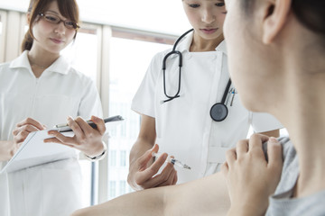 Nurses have hit the injection of vaccination in patients
