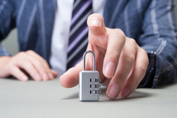 ダイヤル錠とスーツの男性