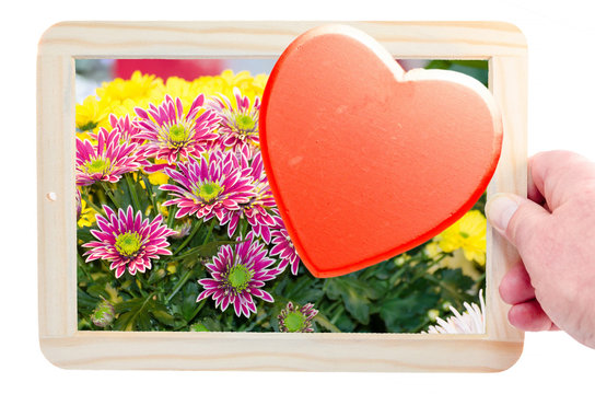 Tafel mit Blumen und Herz