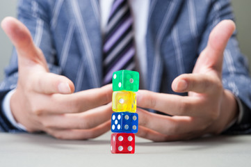 サイコロを転がす男性