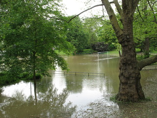 Sportplatz, überflutet