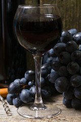 the glass of red wine