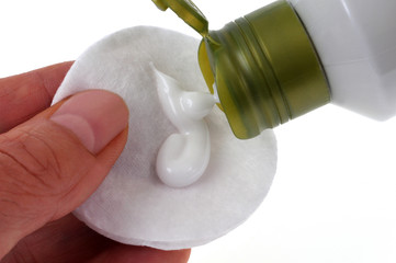 Lait démaquillant mis sur un disque à démaquiller en coton © Richard Villalon