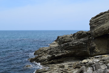 庄内海岸の岩場風景／山形県で庄内海岸の岩場風景を撮影した写真です。庄内海岸は非常にきれいな白砂と奇岩怪石の磯が続く、素晴らしい景観のリゾート地です。日本海トップランクのリゾート地として、五感の全てを満たす多くの魅力にあふれたエリアです。