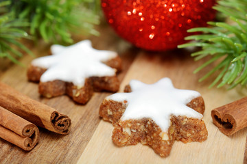 Zimtsterne und Zimtstangen als Plätzchen, Gebäck oder Kekse zu Weihnachten 