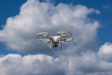 ferngesteuerte Quadrokopter Kamera Drohne im Flug Wolken