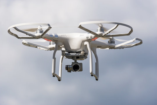ferngesteuerte Quadrokopter Kamera Drohne im Flug grauer Himmel