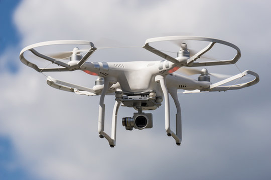 ferngesteuerte Quadrokopter Kamera Drohne im Flug wolken