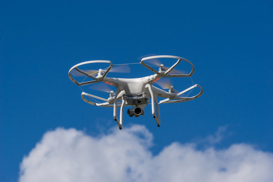 ferngesteuerte Quadrokopter Kamera Drohne im Flug Wolken blauer Himmel