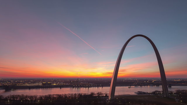 4K Time lapse St Louis Gateway Arch sky view
