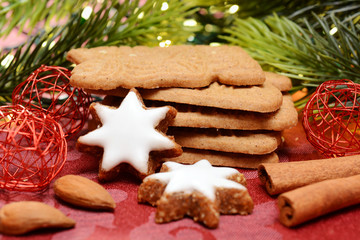 Spekulatius, Zimtstangen und Zimtsterne als Kekse und Gebäck zu Weihnachten 