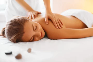 Papier Peint photo Salon de massage Soin du corps. Massage du corps au spa.