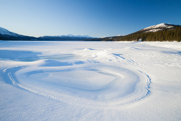 Obraz premium Abendstimmung an einem zugefrorenen See in Schweden