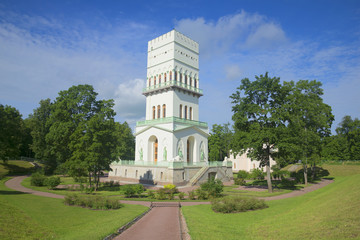 Белая башня в Александровском парке летним днем....