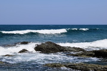 庄内浜の荒波（初夏）／山形県庄内浜の荒波風景を撮影した写真です。庄内浜は非常にきれいな白砂が広がる海岸と、奇岩怪石の磯が続く大変素晴らしい景観のリゾート地です。強風で晴天の日に海岸で荒波を撮影した写真です。