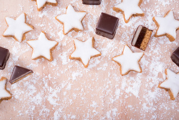 Dominosteine mit Zimtsterne und Puderzucker