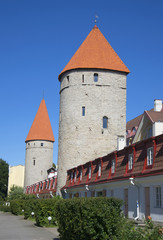 Fototapeta na wymiar Старинные средневековые башни и современные таунхаузы. Таллин, Эстония