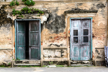 oude oude deur en raam met oude grunge bakstenen muur