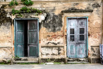 Foto op Plexiglas Oude deur oude oude deur en raam met oude grunge bakstenen muur
