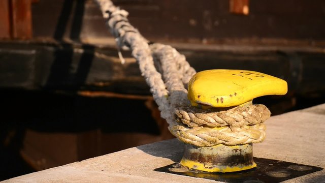 Poller im Hafen mit Festmacherleine 