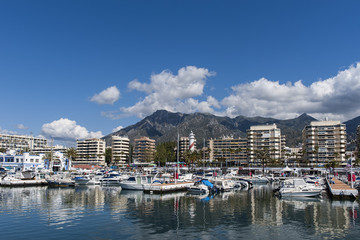 Fototapeta na wymiar Marbella vista desde su puerto deportivo, Málaga
