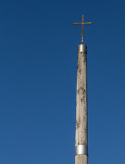 Obraz premium A humble monument and a great symbol, the Cruz del Ferro on the Camino de Santiago
