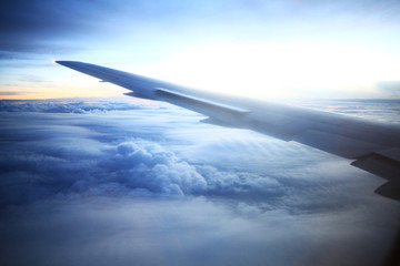 Obraz premium view from the bird's-eye view of the airplane window at the horizon and clouds