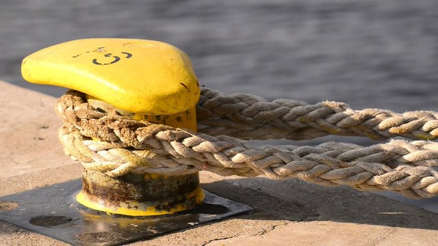 Poller im Hafen mit Festmacherleine