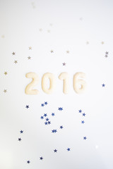 2016 als helle und fröhliche Grußkarte. Sterne und Kekse fürs neue Jahr. 