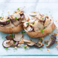 Baguette  mit gebratenen Mischpilzen 