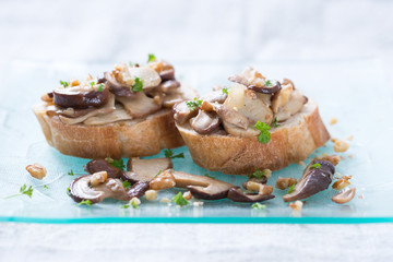 Waldpilze gebraten auf Baguette, vegan