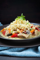 Kritharáki mit Gemüse-Curry, vegan