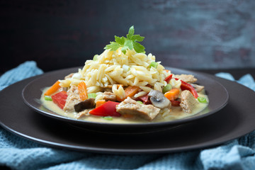 Kritharáki mit Gemüse-Curry, vegan