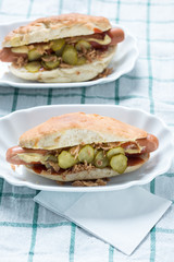 Veganer Hot Dog mit Tofuwurst und selbstgebackenem Brötchen