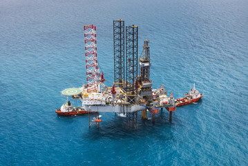 Offshore oil rig drilling platform/Offshore oil rig drilling platform in the gulf of Thailand 2015.