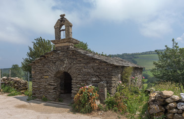 Fototapeta na wymiar Little chapel near Fonfria on the Camino de Santiago
