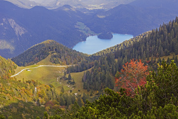 Bergige Herbstlandschaft mit Blick zum Walchensee