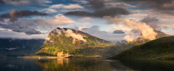 Bewölktes Sommerpanorama der Lofoten-Inseln, Norwegen © yauheni_m