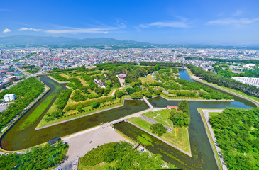 Obraz premium Park Goryokaku, gdzie znajduje się gwiezdny fort zbudowany w 1855 roku w Hakodate na wyspie Hokkaido w Japonii.