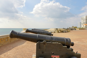 Batterie de canons anciens en bord de mer
