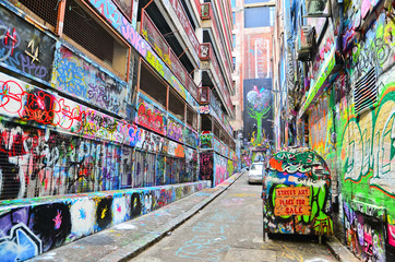 Zicht op kleurrijke graffitikunstwerken op Hosier Lane in Melbourne