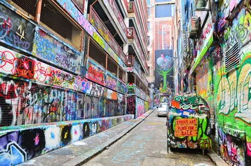 Zelfklevend Fotobehang Graffiti Zicht op kleurrijke graffitikunstwerken op Hosier Lane in Melbourne