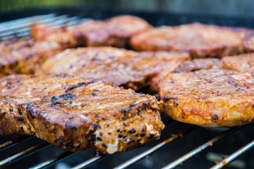 Steaks auf dem Grill 