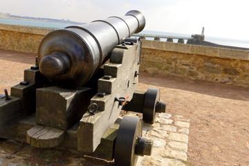 Fototapeta na wymiar Batterie de canons anciens en bord de mer