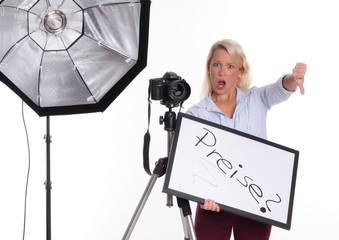 Fotografin ärgert sich über Bildpreise und zeigt Daumen nach unten