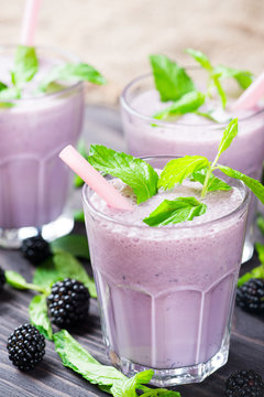  Milk cocktail with blackberry
