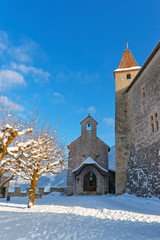 Fototapeta na wymiar Dinky little chapel in front of the castle of Gruyeres