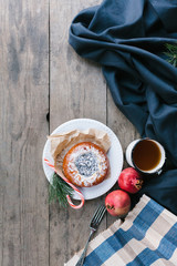 Ватрушка с сахарной пудрой на столе