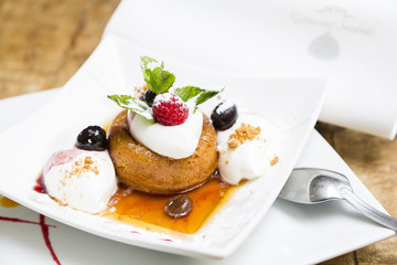 Baba au rhum, framboise, raisins