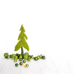 Weiß grüne Dekoration zu Weihnachten mit Weihnachtsbaum und maigrünen Kugeln.